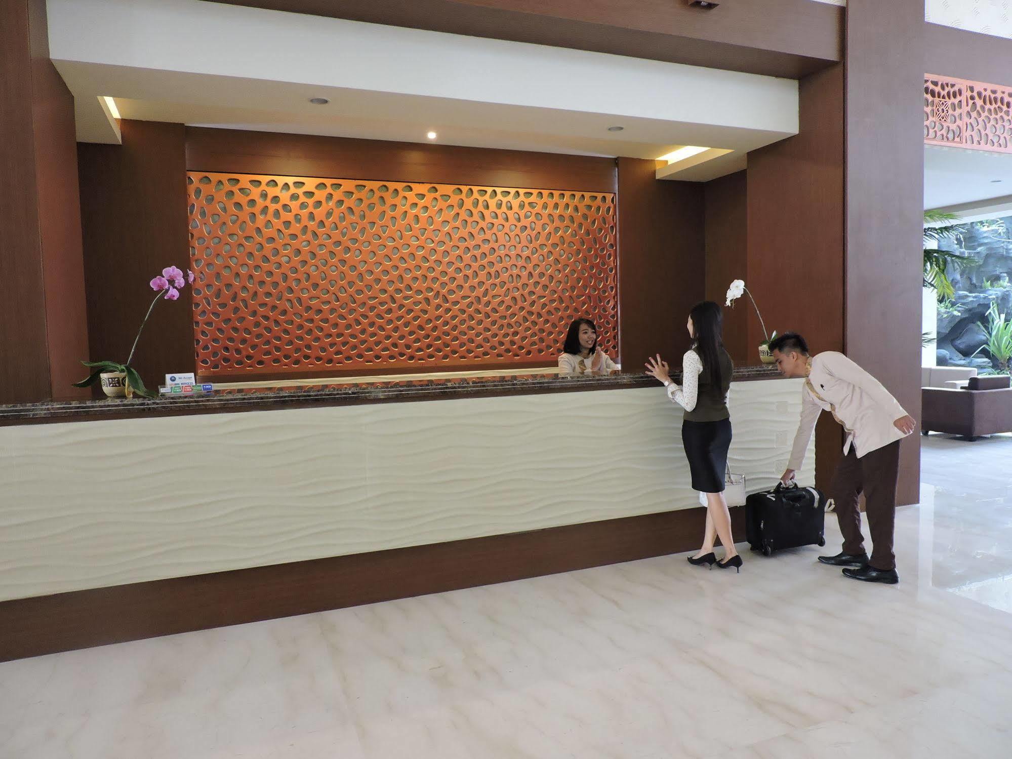 Ascent Premiere Hotel And Convention Malang Exterior foto